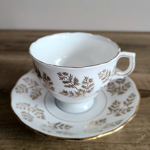 Colcloug Bone China England vintage porcelain footed tea cup and saucer. - Picture 2 of 7